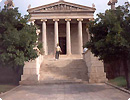 У здания Афинского Университета